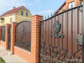 Кирпичный забор с ковкой  150 метров фото в Фрязино