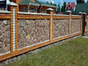 Кирпичный забор с камнем 12 метров фото в Фрязино
