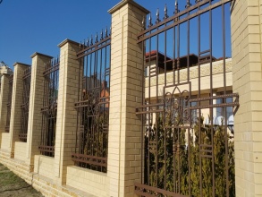 Кирпичный забор с ковкой  10 метров фото в Фрязино